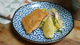 Jak na nejlepší řízky z kapra? Rybu naložte do citronu a smažte společně s mrkví!