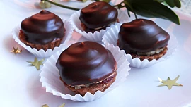 Košíčky Izidor: Oblíbený dezert jako vánoční cukroví je naplněný lahodným čokoládovým krémem a jemně voní rumem