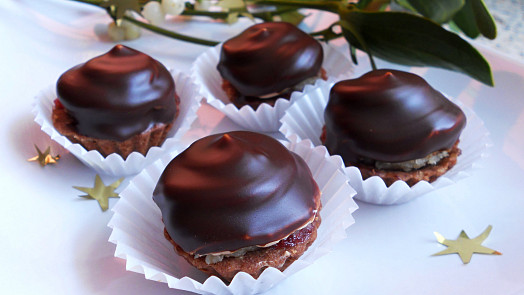 Košíčky Izidor: Oblíbený dezert jako vánoční cukroví je naplněný lahodným čokoládovým krémem a jemně voní rumem
