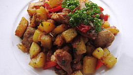 Maďarská specialita: Brašovské maso voní paprikou, snadno se připravuje a se smaženými bramborami dokonale zasytí