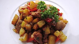 Maďarská specialita: Brašovské maso voní paprikou, snadno se připravuje a se smaženými bramborami dokonale zasytí