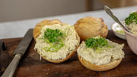 Výborná celerová pomazánka s majonézou, uzeninou a okurkou: Skvěle chutná ke svačině, večeři i jako pohoštění