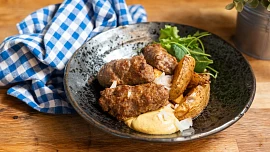 Retro okénko: Čevabčiči mělo být podle norem z roku 1964 z pravé svíčkové. V levnější variantě jídelen ho ale nahradilo jiné maso