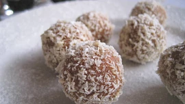 Nepečené tatrankové kuličky: Voní oříšky a rumem, obalené v kokosu vypadají luxusně a chutnají božsky, přitom jsou jednoduché