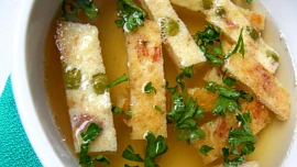 Svítek nahradí v polévce tradiční nudle: Díky správnému postupu bude báječně nadýchaný a lehký