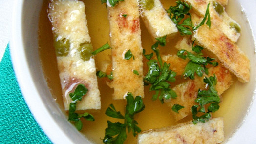 Svítek nahradí v polévce tradiční nudle: Díky správnému postupu bude báječně nadýchaný a lehký