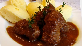 Jak na dokonalá dušená vepřová líčka: Chutí se vyrovnají těm telecím a nejlepší jsou na víně s kořenovou zeleninou