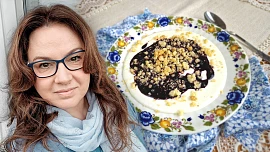 Holka u plotny radí: Krupicová kaše ve stylu borůvkového koláče s drobenkou chutná skvěle a voní máslem a ovocem