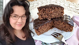 Holka u plotny peče: Jablečný mouřenín bez vážení je buchta, která se dělá skoro sama a ze stolu mizí rychlostí blesku