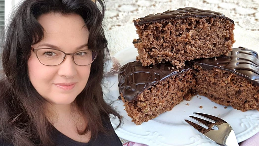 Holka u plotny peče: Jablečný mouřenín bez vážení je buchta, která se dělá skoro sama a ze stolu mizí rychlostí blesku