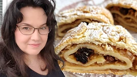 Holka u plotny peče: Jednoduché tvarohové těsto jen ze 4 surovin využijete na štrúdl i šátečky a nikdy se neomrzí Holka u plotny peče: Jednoduché tvarohové těsto jen ze 4 surovin využijete na štrúdl i šátečky a nikdy se neomrzí