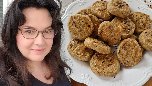 Holka u plotny peče: Křehké slané sušenky s Nivou a kmínem se hodí nejen na sváteční stůl, u nás mizí rychlostí blesku