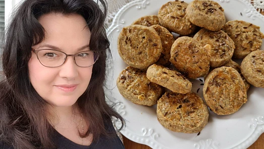 Holka u plotny peče: Křehké slané sušenky s Nivou a kmínem se hodí nejen na sváteční stůl, u nás mizí rychlostí blesku