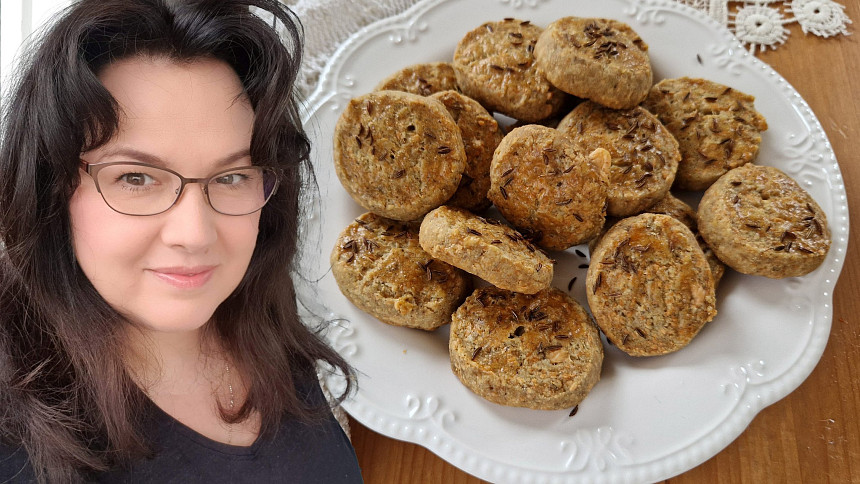 Holka u plotny peče: Křehké slané sušenky s Nivou a kmínem se hodí nejen na sváteční stůl, u nás mizí rychlostí blesku