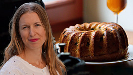 První republika s Kristinou: Novoroční bábovka je sladkou tradicí už přes sto let. Tahle voní rumem a mandlemi