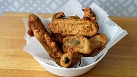 Usmažili jsme kyselé okurky v křupavém těstíčku: Americká specialita chutná překvapivě dobře, jen potřebuje výraznější dochucení