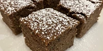 Jednoduchý cuketový perník na plech voní skořicí a kakaem. Stačí vše smíchat a šup do trouby