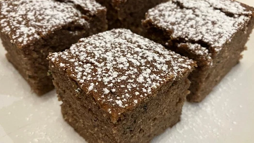 Jednoduchý cuketový perník na plech voní skořicí a kakaem. Stačí vše smíchat a šup do trouby