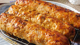 Tajemství šťavnaté, která nepopraská: Skvělou chuť zajistí poměr masa 1:1 a správné podlévání při pečení