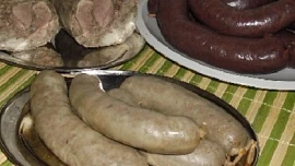 Masopustní zvyky a pověry: Hojnost jídla přináší štěstí, vepřové dodá sílu a koblihy jsou symbolem blahobytu