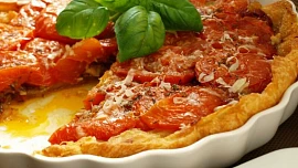 Rajčatový Tarte Tatin: Obrácený koláč naslano z křehkého těsta a zkaramelizovaných masitých rajčat  je neuvěřitelně vláčný
