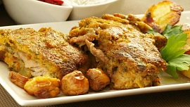 Řízek Ondráš: Plátky kuřecího obalené v těstíčku na bramboráky jsou krásně křupavé a šťavnaté, voní česnekem a majoránkou