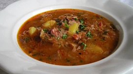 Klasická zelňačka: Kysané zelí a brambory jsou základ, kousky masa z voňavých uzených žeber polévku chuťově obohatí