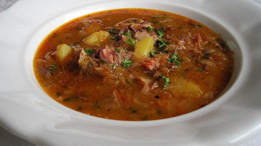 Nevylévejte ho! Vývar z uzeného masa je tekuté zlato. Tady je 5 geniálních způsobů, jak ho proměnit v poklad