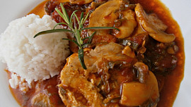 Jak připravit nejrychlejší šťávu k masu? Jde to s výpekem i bez něj. Pomohou tipy na zahuštění a dochucení