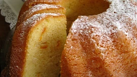 Babiččina kynutá bábovka nejen k odpolední kávě. Voní tradicí a chutná po kandovaném ovoci