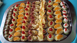 Retro pohoštění: Jednohubky s česnekovou pomazánkou, z krekrů nebo kolečka okurky jsou rychlé a levné