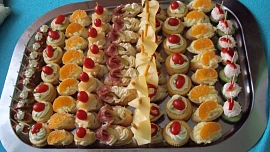 Retro pohoštění: Jednohubky s česnekovou pomazánkou, z krekrů nebo kolečka okurky jsou rychlé a levné