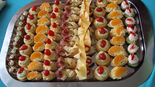 Retro pohoštění: Jednohubky s česnekovou pomazánkou, z krekrů nebo kolečka okurky jsou rychlé a levné