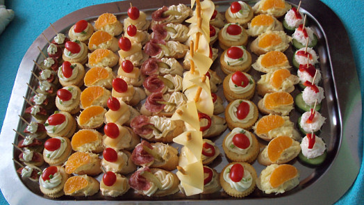 Retro pohoštění: Jednohubky s česnekovou pomazánkou, z krekrů nebo kolečka okurky jsou rychlé a levné