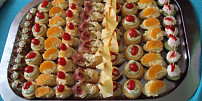 Retro okénko: Klasické jednohubky se salámem, sýrem i okurkou frčí pořád. Tyhle druhy patří mezi nejoblíbenější