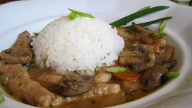 Vepřové nudličky na majoránce: Křehké a šťavnaté maso s kousky žampionů je plné chutí a vůní, na stole je za chvíli