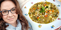 Holka u plotny vaří: Porce téhle hrstkové polévky vyjde na 5 Kč a doma chutná všem, s osmaženou cibulkou je dokonalá