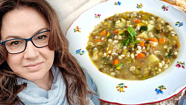 Holka u plotny vaří: Porce téhle hrstkové polévky vyjde na 5 Kč a doma chutná všem, s osmaženou cibulkou je dokonalá