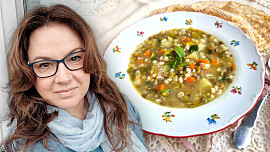 Holka u plotny vaří: Porce téhle hrstkové polévky vyjde na 5 Kč a doma chutná všem, s osmaženou cibulkou je dokonalá