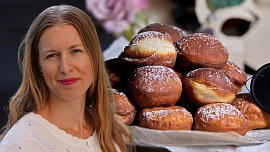 První republika s Kristinou: Oslavte masopust smaženými koblihami stejně jako před sto lety. Plněné jsou povidly