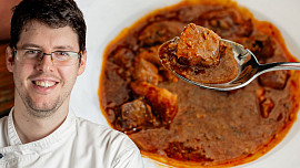 Připravte si doma hospodský zabijačkový guláš: Výrazné plné chuti docílíte správným poměrem masa a vnitřností, radí šéfkuchař