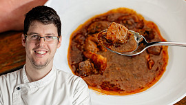 Připravte si doma hospodský zabijačkový guláš: Výrazné plné chuti docílíte správným poměrem masa a vnitřností, radí šéfkuchař