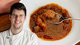 Připravte si doma hospodský zabijačkový guláš: Výrazné plné chuti docílíte správným poměrem masa a vnitřností, radí šéfkuchař