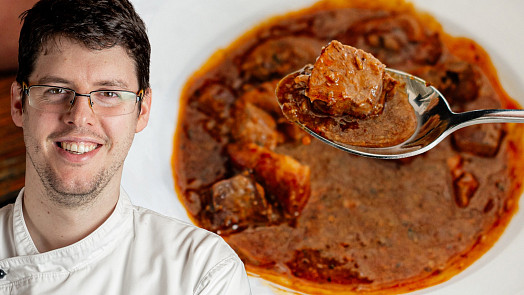 Připravte si doma hospodský zabijačkový guláš: Výrazné plné chuti docílíte správným poměrem masa a vnitřností, radí šéfkuchař