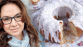 Holka u plotny peče: Šlehačková bábovka s vůní kokosu je krásně vláčná a hodí se i do formy na beránka