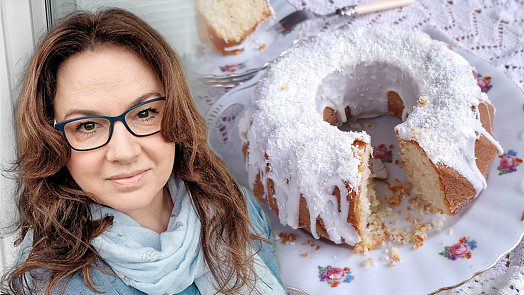 Holka u plotny peče: Šlehačková bábovka s vůní kokosu je krásně vláčná a hodí se i do formy na beránka