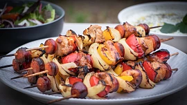 Jak na nejlepší grilované špízy? Šťavnatost zajistí slanina, pikantnost ovoce a pestré budou díky zelenině