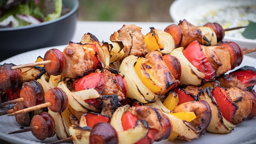 Jak na nejlepší grilované špízy? Šťavnatost zajistí slanina, pikantnost ovoce a pestré budou díky zelenině