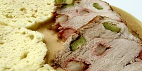 Hamburská pečeně: Levnější alternativa svíčkové z vepřového masa je efektní díky mozaice z kyselých okurek a kousků mrkve
