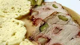 Hamburská pečeně: Levnější alternativa svíčkové z vepřového masa je efektní díky mozaice z kyselých okurek a kousků mrkve